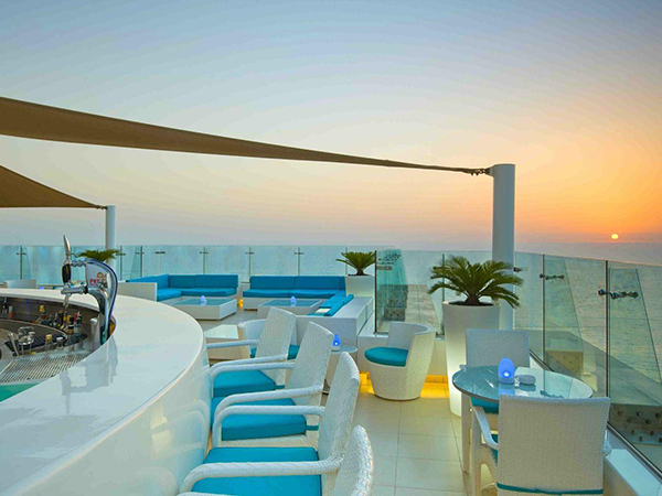 Pure Sky Lounge مطعم استثنائي في دبي يقدّم لك الطعام من الطابق الـ35